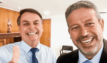 Foto mostra jair Bolsonaro tirando uma selfie ao lado do deputado Arthur Lira.