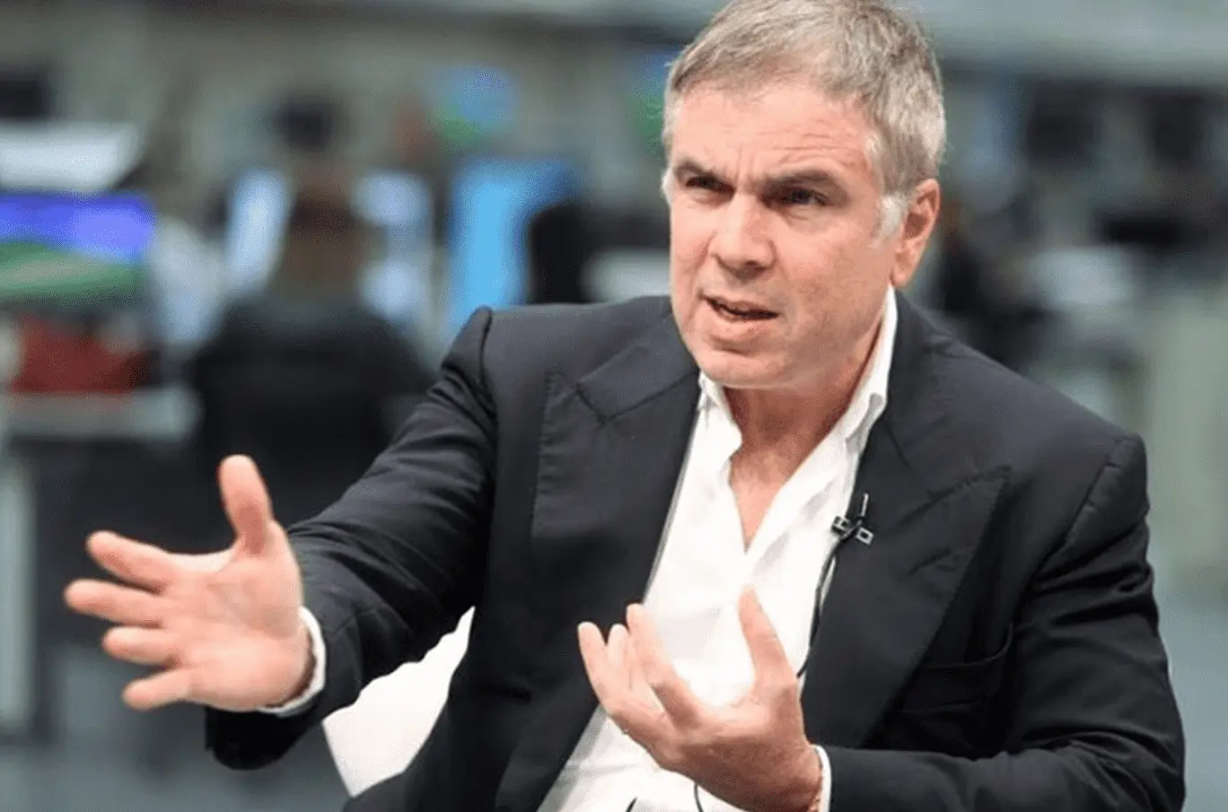 Imagem mostra Flávio Rocha de terno, sentado e gesticulando com as mãos. nova cpmf