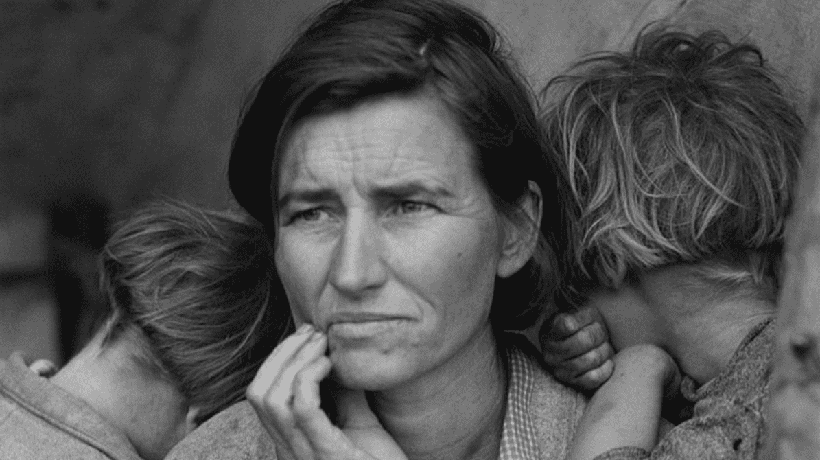 Foto mostra o rosto de uma mulher com duas crianças ao lado.