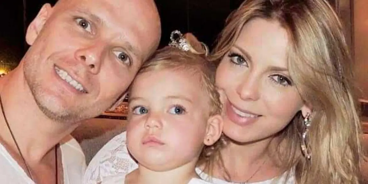 Xuxa e Sheila Mello posados com a filha, Brenda