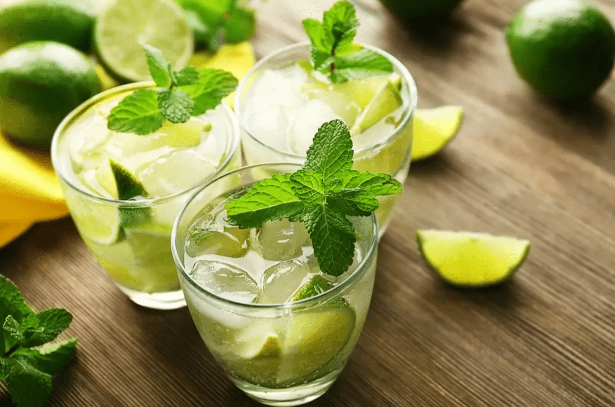 Foto mostra três copos servidos com drink. 