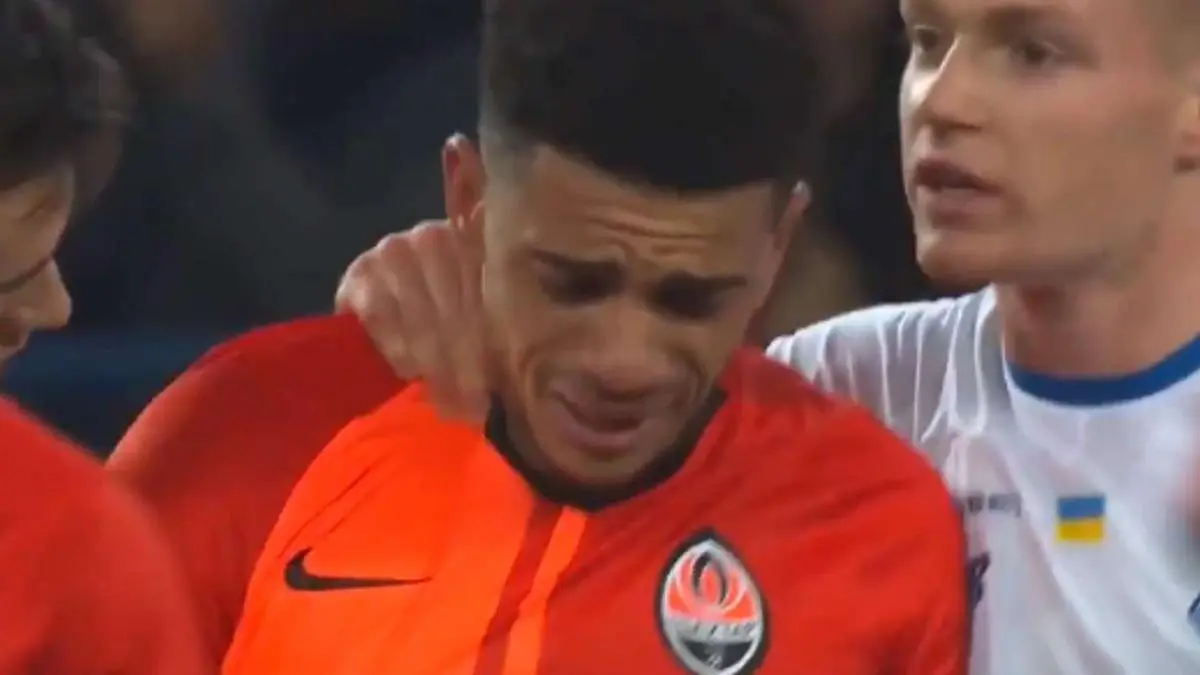 Taison sai de campo chorando após caso de racismo no futebol da Ucrânia