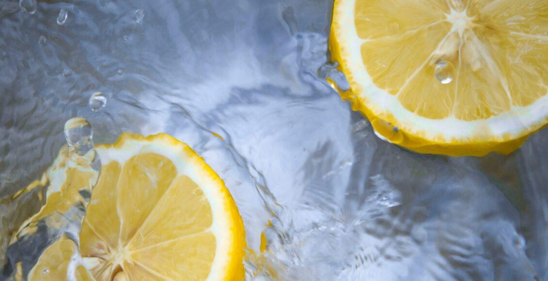 limão imerso em água em uma imagem refrescante