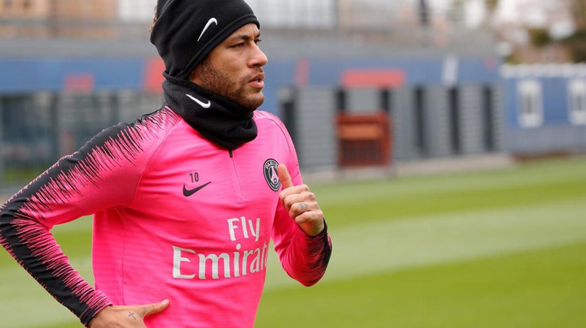 Neymar usa uniforme da Nike em treino do PSG
