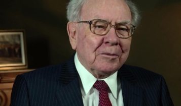 Warren Buffett e Apple: investidor lucra 40 bilhões de dólares com alta das ações Warren Buffet fatura 40 bilhões de dólares com a Apple