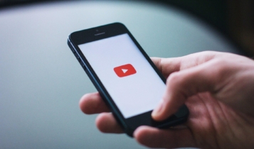 smartphone com o logotipo do YouTube