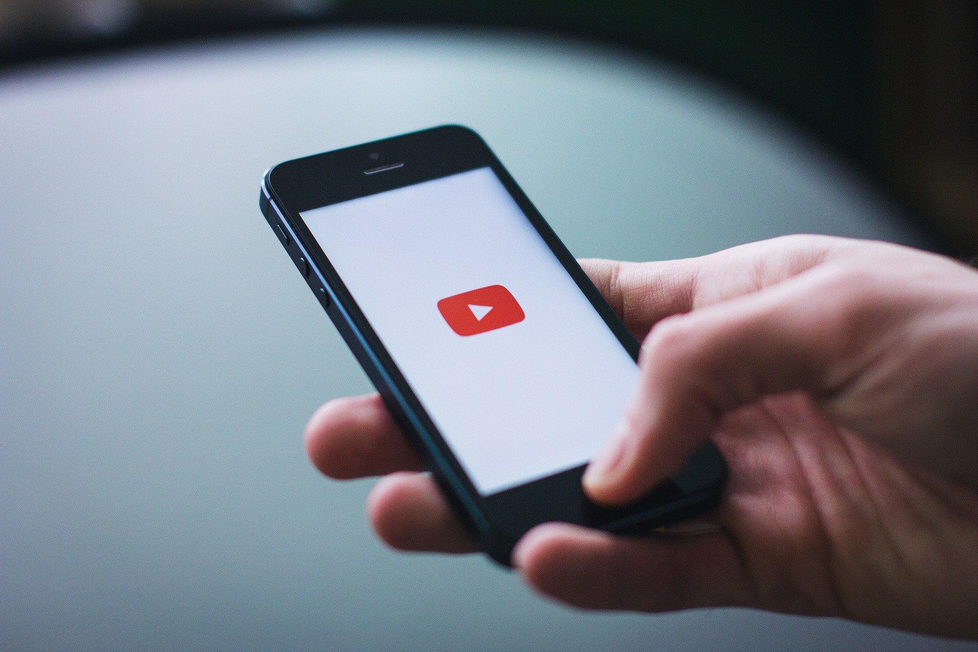 smartphone com o logotipo do YouTube