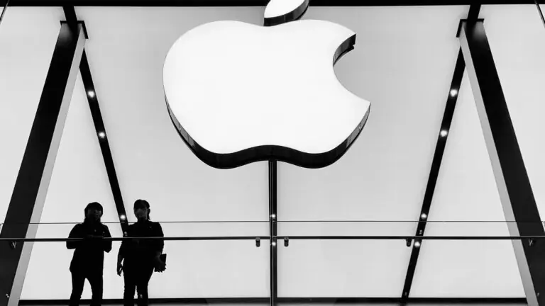 Apple é multada em R$ 10 milhões por vender iPhone sem carregador