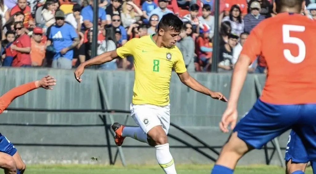Gabriel Menino jogando pela seleção de base