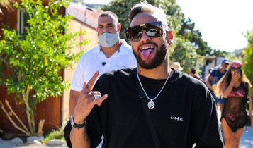 Neymar nas férias em Ibiza: jogador testa positivo para covid-19
