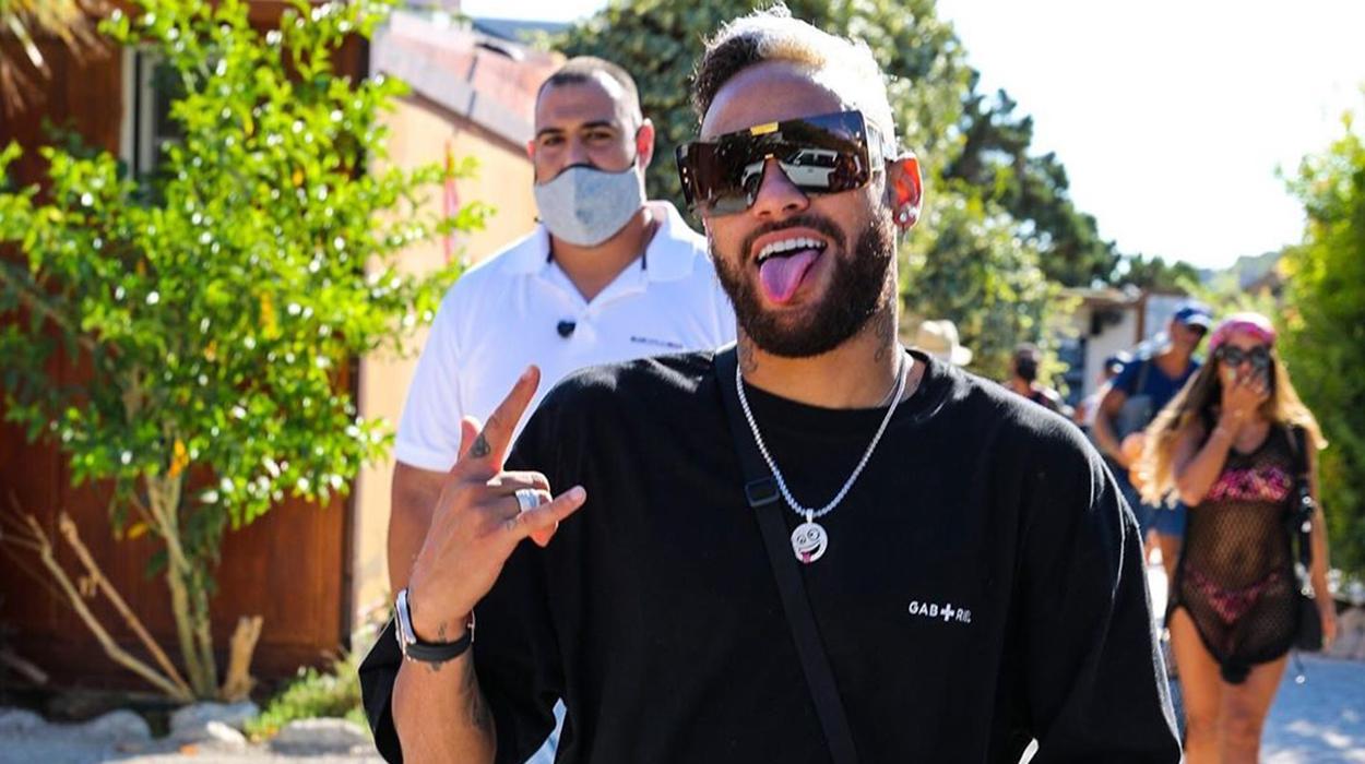 Neymar nas férias em Ibiza: jogador testa positivo para covid-19