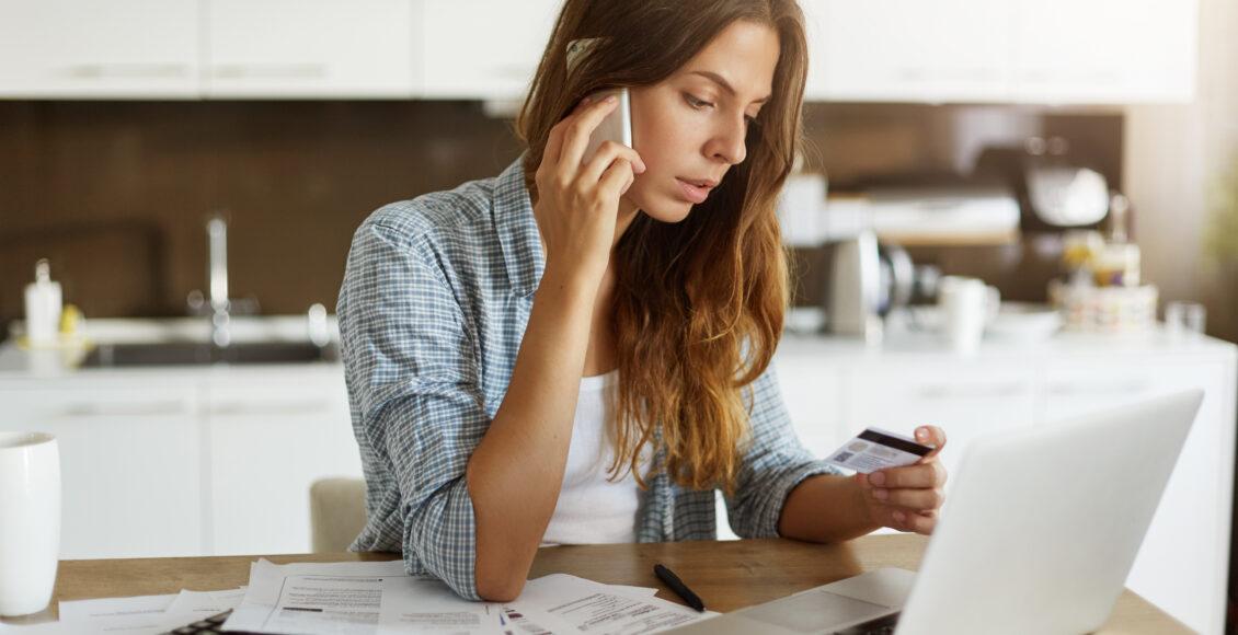Como economizar. Mulher verificando sua finanças