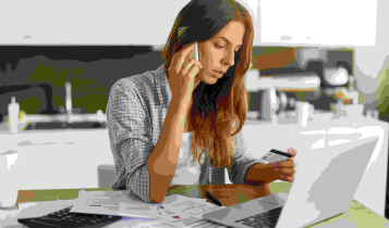 Como economizar. Mulher verificando sua finanças