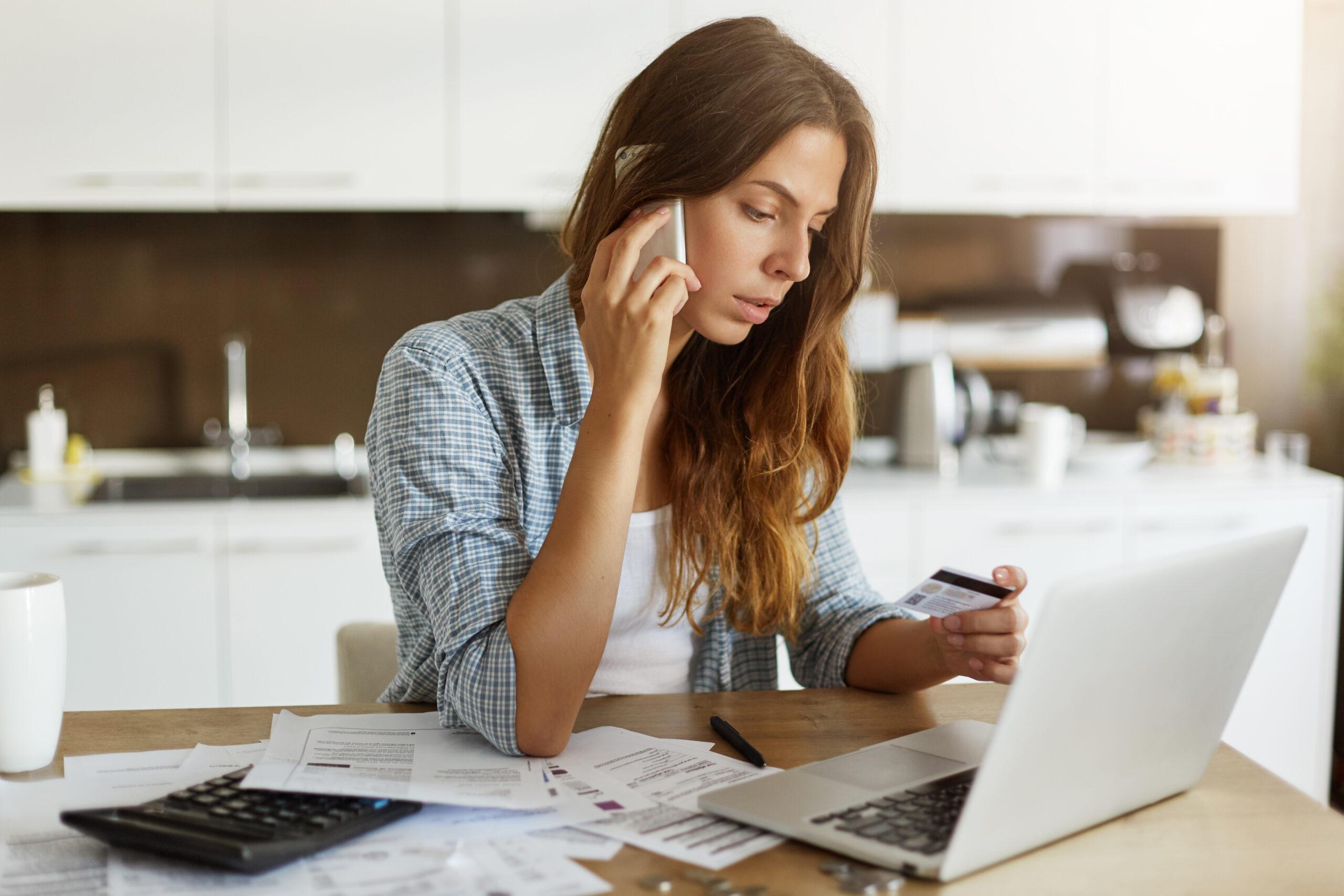 Como economizar. Mulher verificando sua finanças