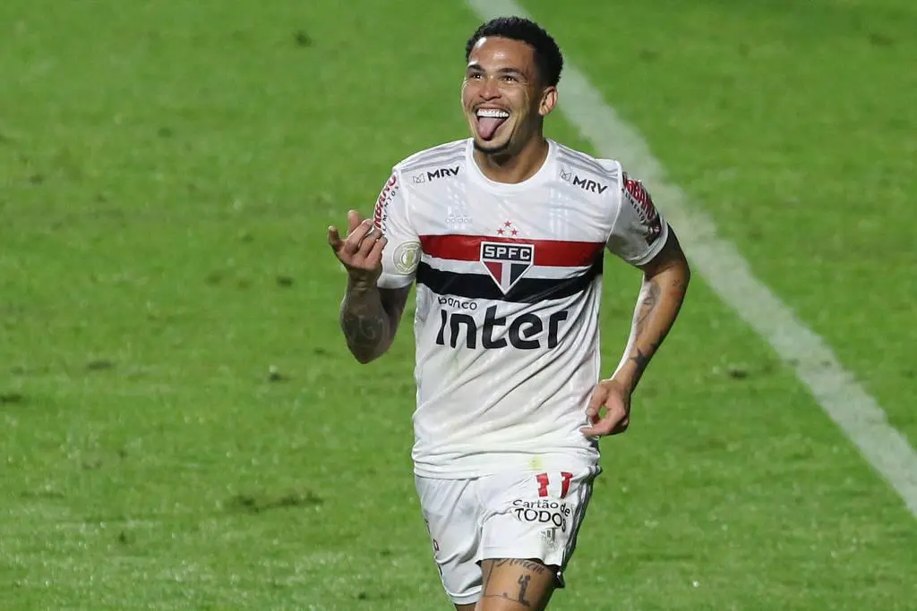 Luciano comemora gol diante do Athletico PR, no Campeonato Brasileiro