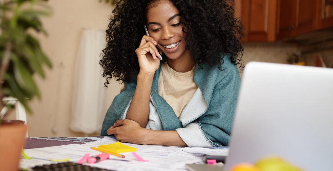 Mulher verificando as finanças em casa