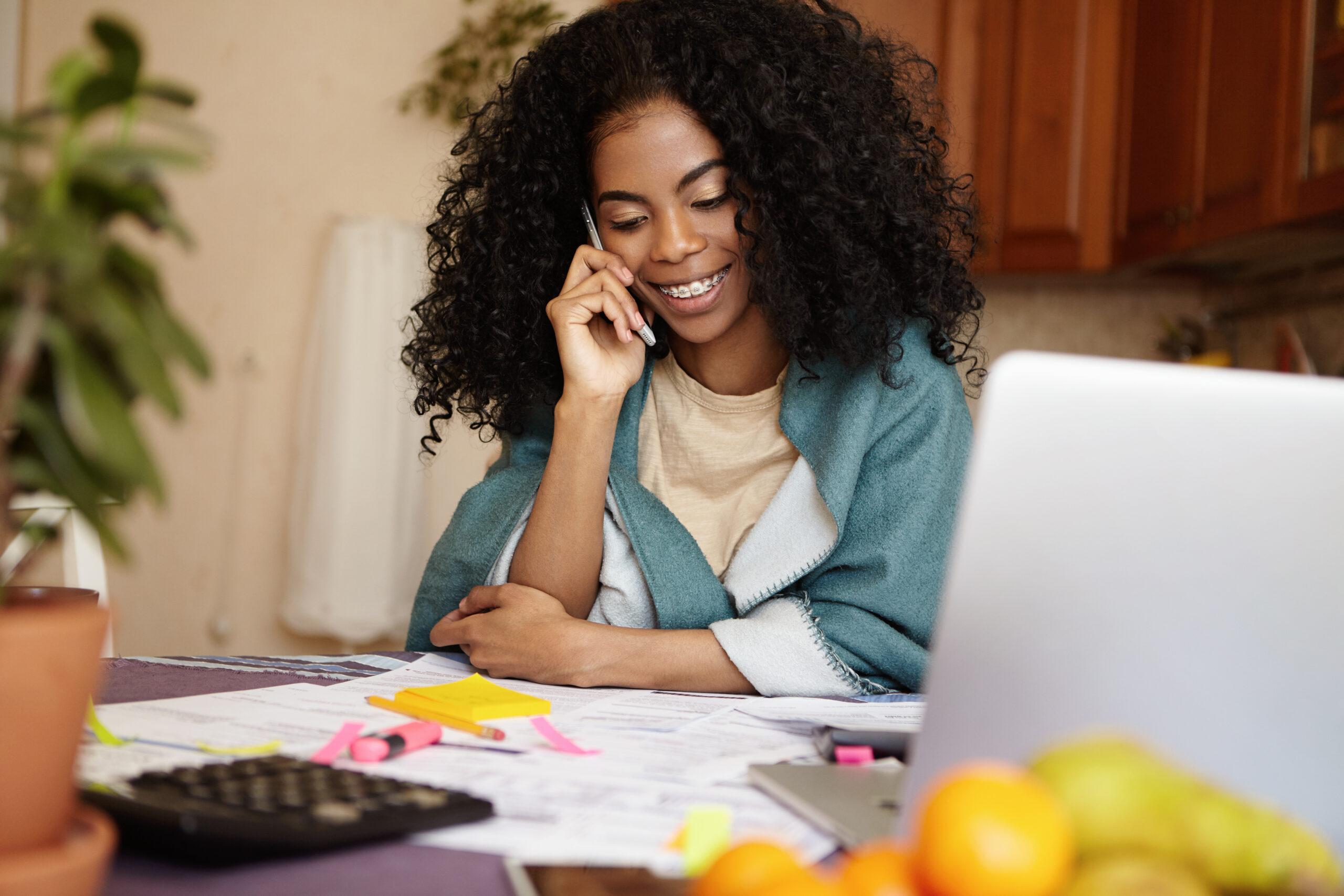 Mulher verificando as finanças em casa