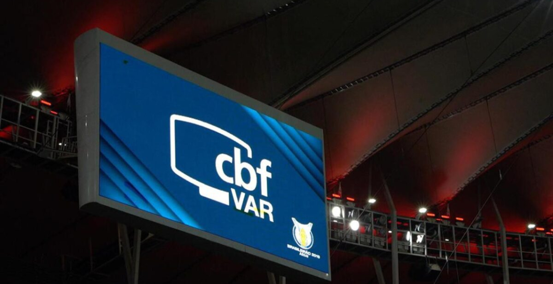 VAR no Brasileirão em telão no estádio