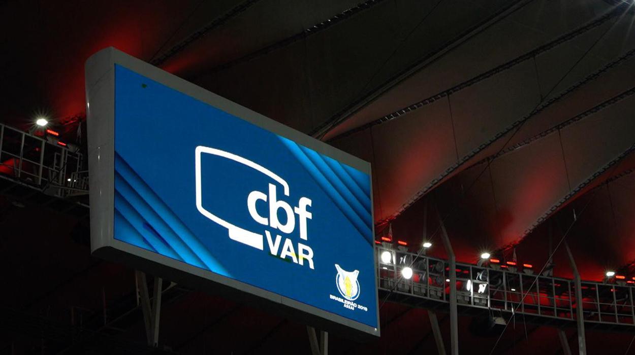 VAR no Brasileirão em telão no estádio
