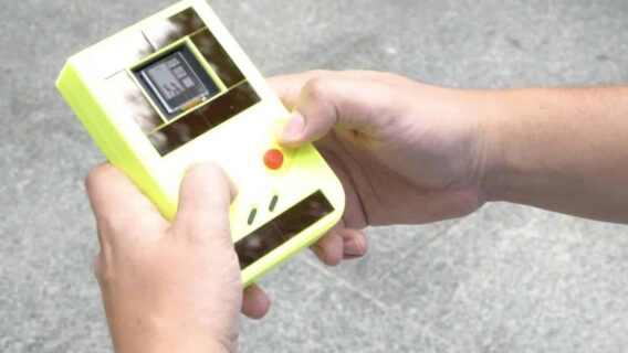 Primeiro Game Boy sem bateria funciona com energia solar (e do usuário)