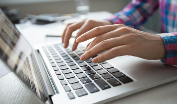 Imagem de mãos digitando em notebook