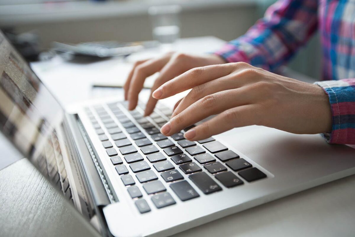 Imagem de mãos digitando em notebook