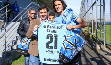 Cavani recebe camisa do Grêmio durante a Copa América