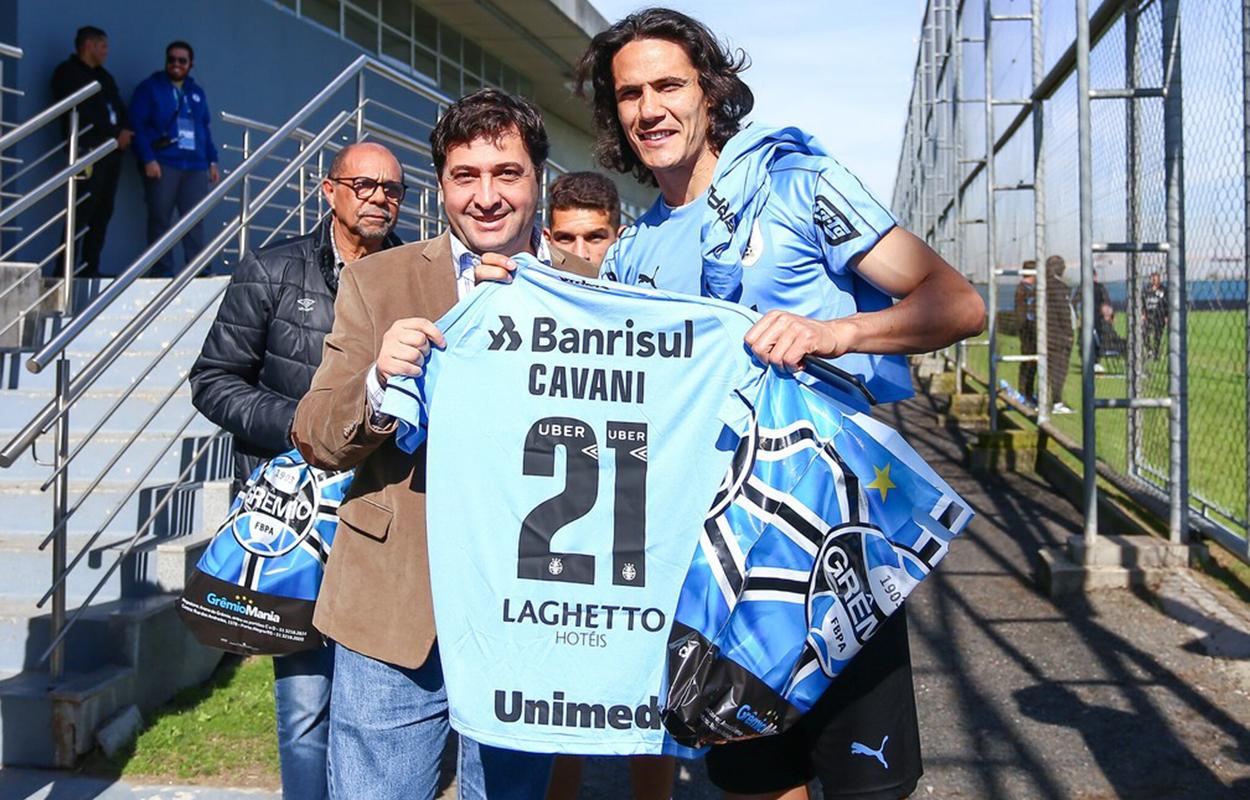 Cavani recebe camisa do Grêmio durante a Copa América