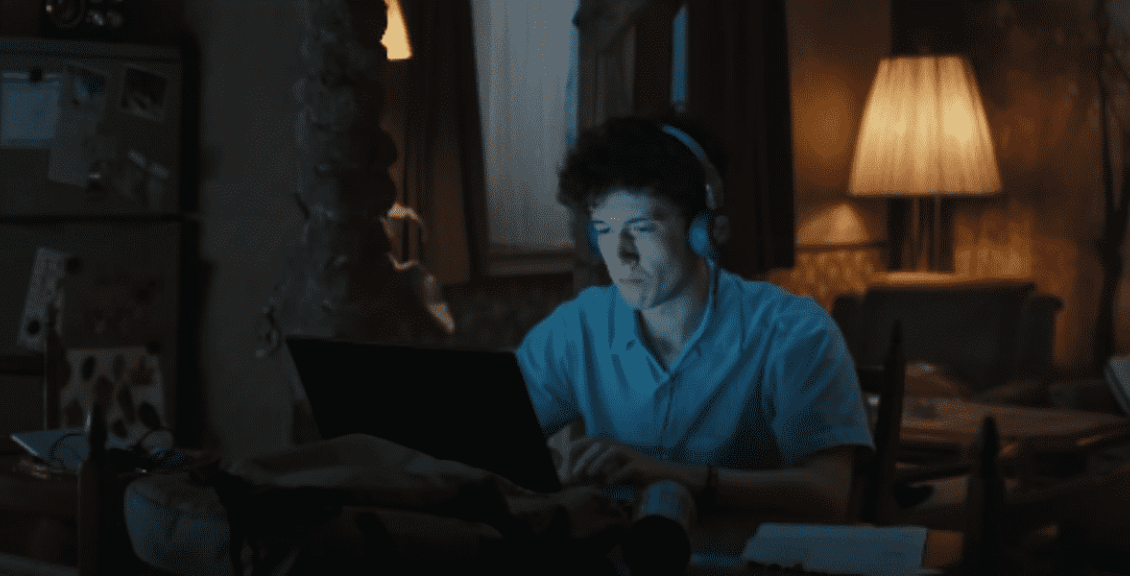 Cena da série Como Vender Drogas Online (Rápido), um dos maiores sucessos alemães na Netflix