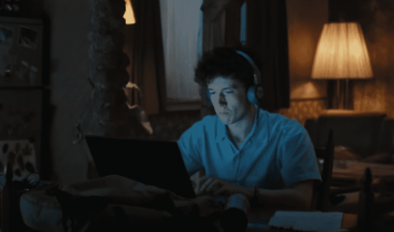 Cena da série Como Vender Drogas Online (Rápido), um dos maiores sucessos alemães na Netflix