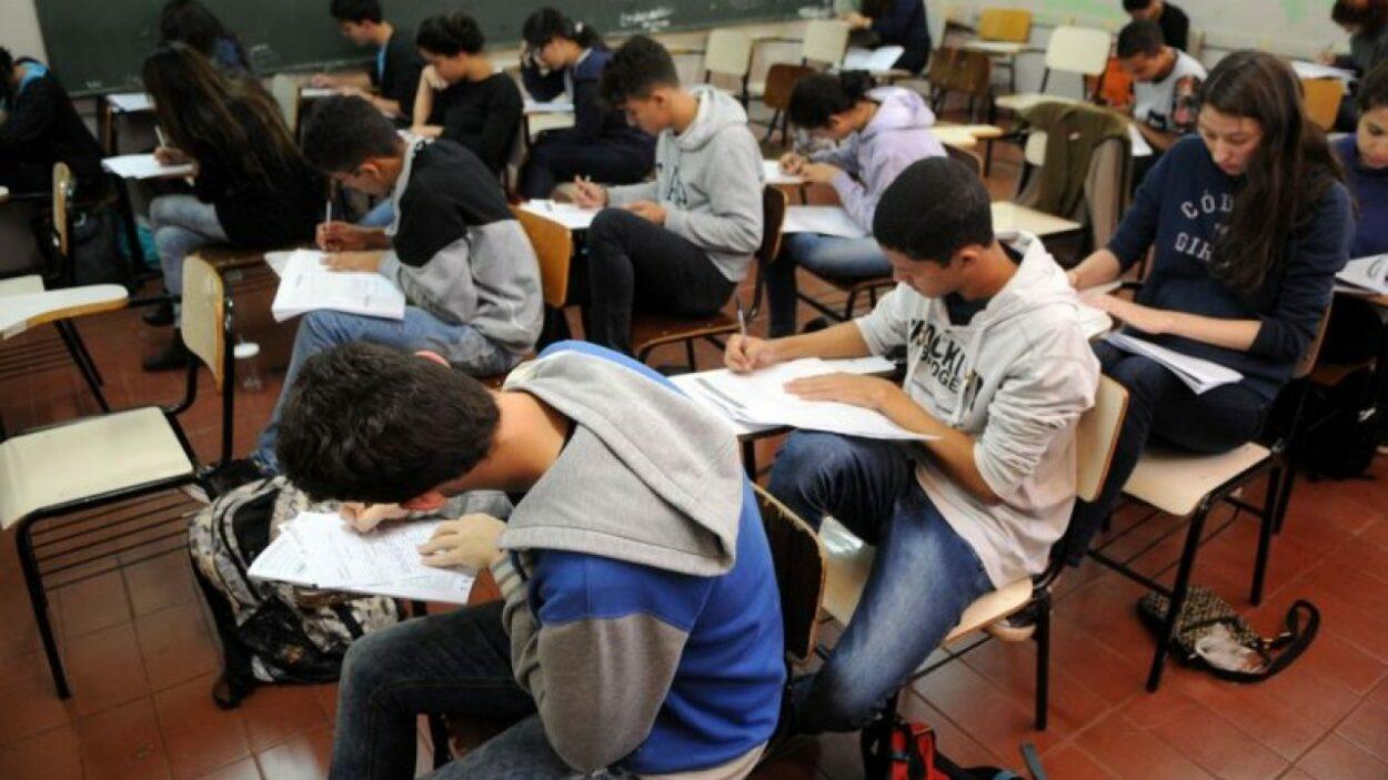 alunos realizando provas em sala de aula