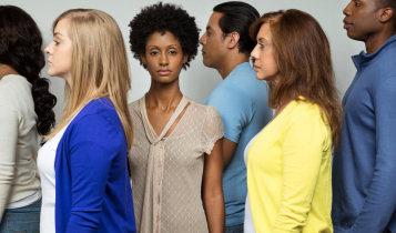 mulher negra de frente enquanto brancos e homens estão de perfil