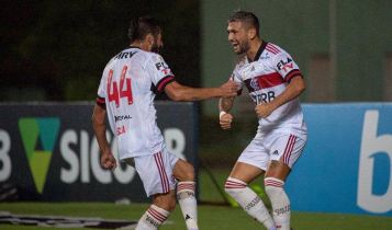 Arrascaeta comemora gol com Isla