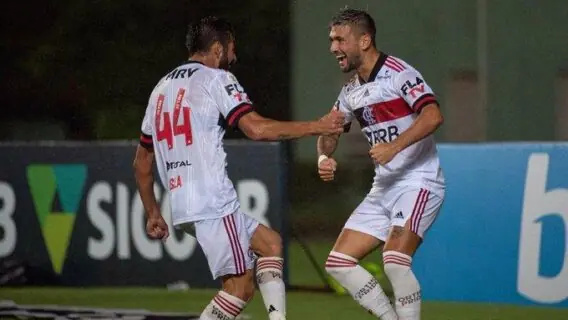 Arrascaeta ‘faz chover’ e Flamengo goleia o Bahia em Pituaçu