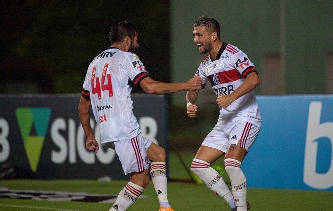 Arrascaeta ‘faz chover’ e Flamengo goleia o Bahia em Pituaçu