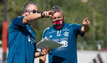 Torrent e auxiliar no gramado do flamengo