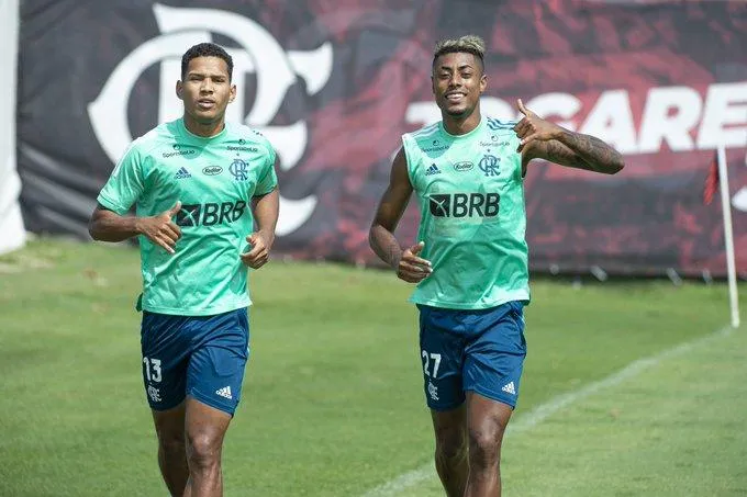 João Lucas e Bruno Henrique em treino