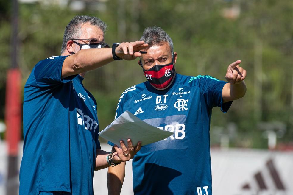 Torrent e auxiliar no gramado do flamengo