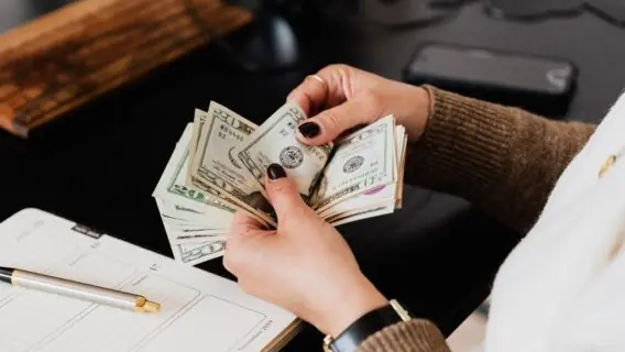 Argentina restringe acesso ao dólar e induz empresas à inadimplência