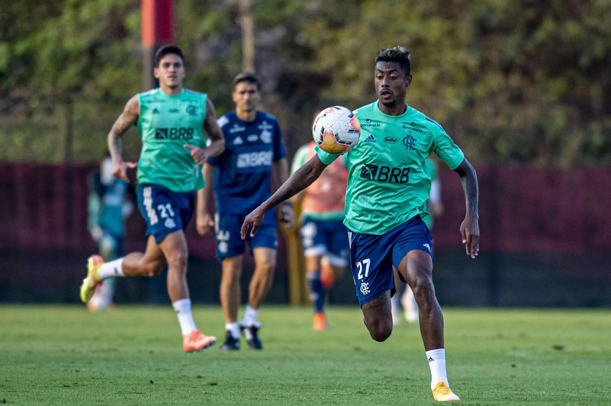 Recuperado de covid-19, Bruno Henrique treina no Flamengo