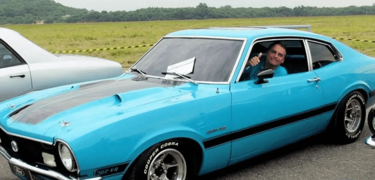 Jair Bolsonaro dirigindo um mustang azul. Desde o ano passado o presidente luta para aumentar a validade da CNH