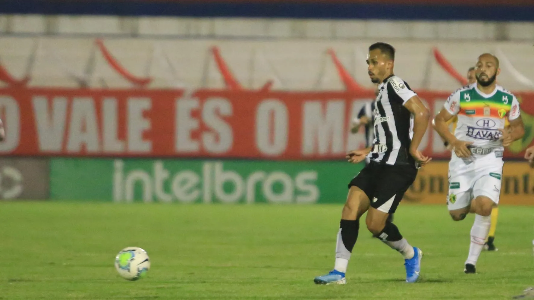 Ceará vence jogo da ida contra o Brusque por 2 a 0