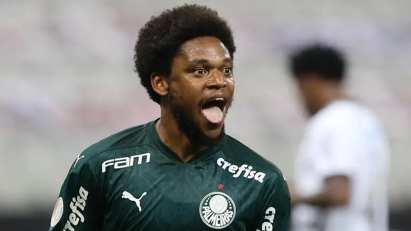 Luiz Adriano comemora gol pelo Palmeiras