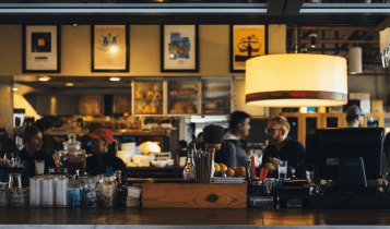 Restaurantes e bares endividados sofrem para retomar