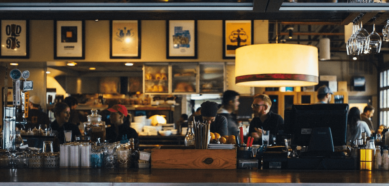 Restaurantes e bares endividados sofrem para retomar
