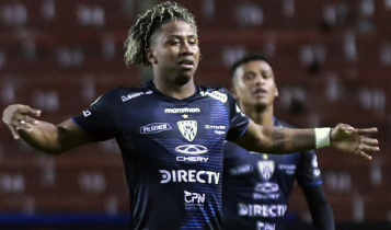 Jogadores do Independiente del Valle comemoram gol contra o Flamengo