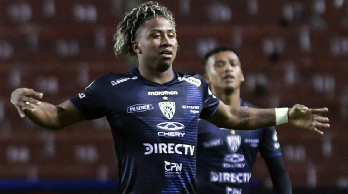 Jogadores do Independiente del Valle comemoram gol contra o Flamengo