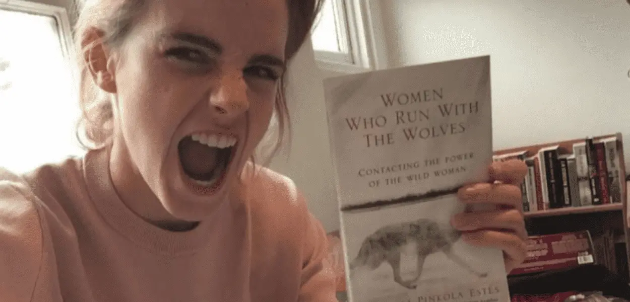 Emma Watson segurando sua cópia do livro