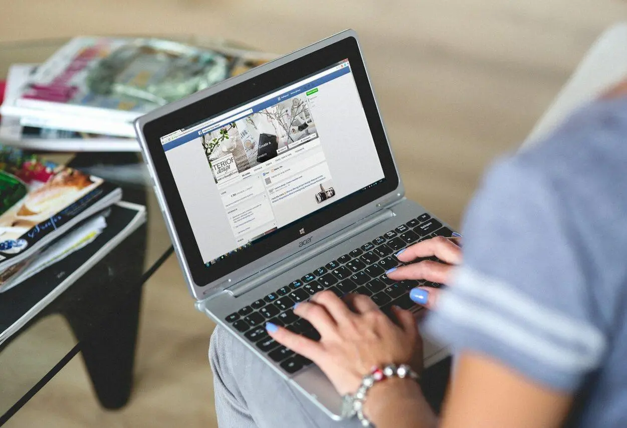 Facebook proíbe anúncios políticos