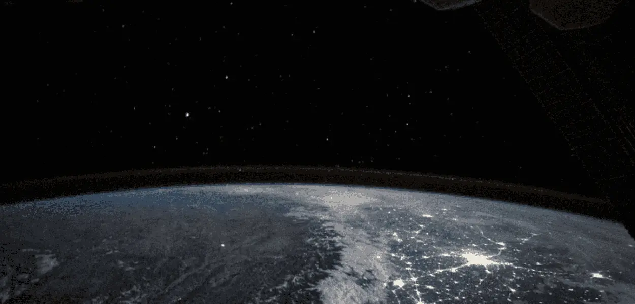 Foto tirada da Estação Espacial Internacional, onde Cruise filmará seu filme